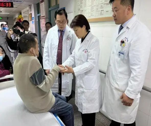 科一病区床旁查看患儿及手术会诊"东方脑瘫外科之父"徐林院士的到来