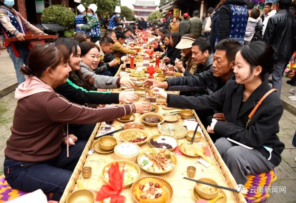 【行摄云南】有一种幸福,叫赶一场巍山长街宴!_腾讯新闻