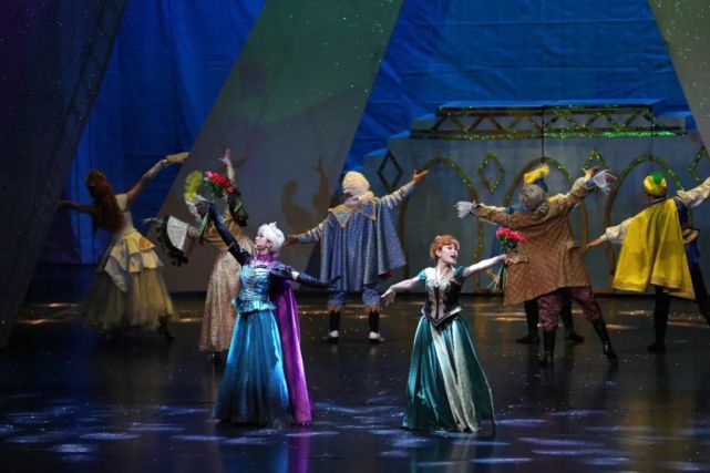 天恩演出的音乐童话剧《frozen艾莎的魔法》讲述了阿伦黛尔王国的艾莎