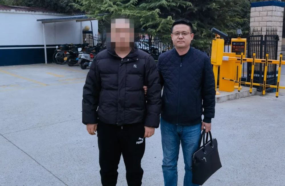办了一张手机卡，“当”了一回领导，顺便……