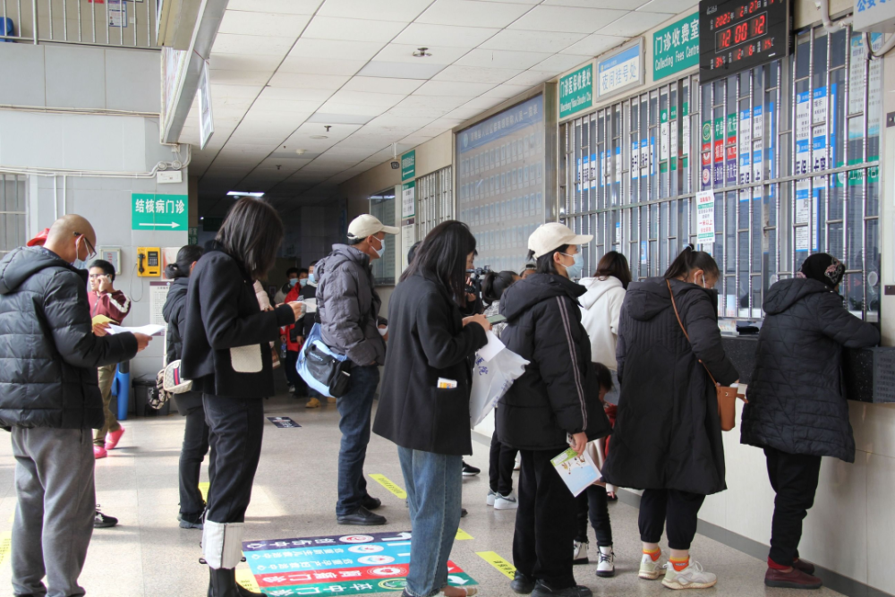 2月27日,陪同亲属在嵩明县人民医院门诊看病,刚刚缴纳完医疗费用的肖