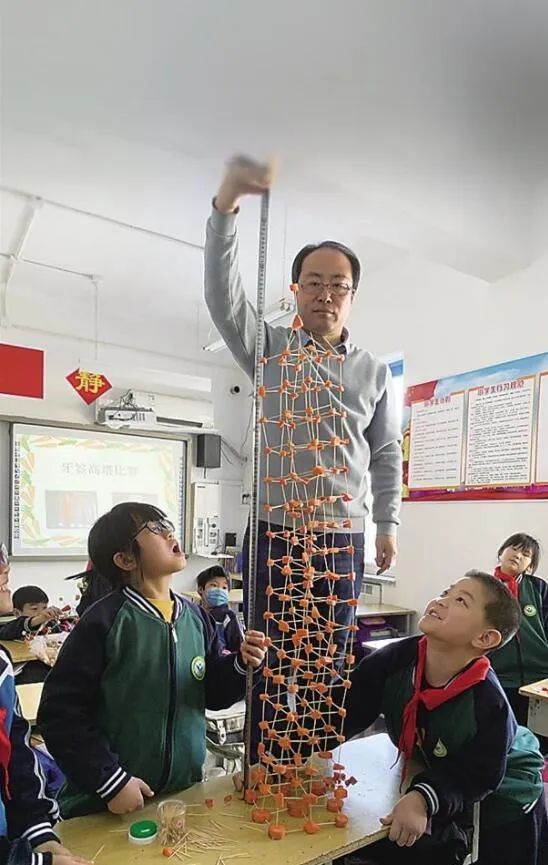 胡萝卜牙签搭"高塔",河北这位老师和学生这样"玩"