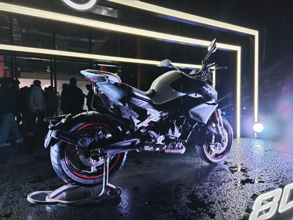 46980元起,国产duke790,春风双缸街车nk800发布_腾讯新闻