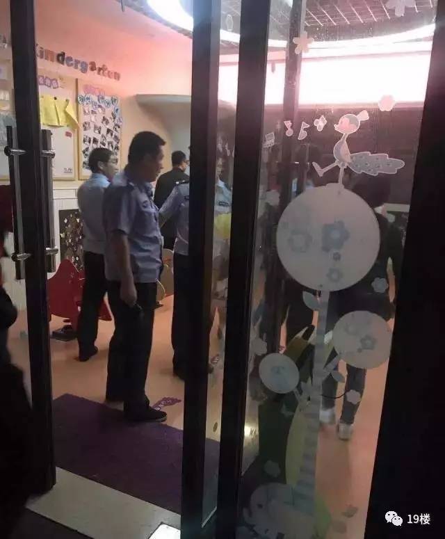 曝幼儿园老师给孩子注射青绿色液体有孩子身现