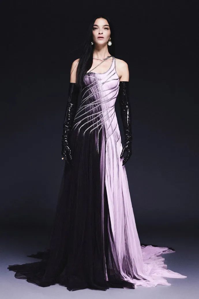 姗姗来迟的高定系列魅惑力不减|versace 2023春夏高级定制系列～_腾讯