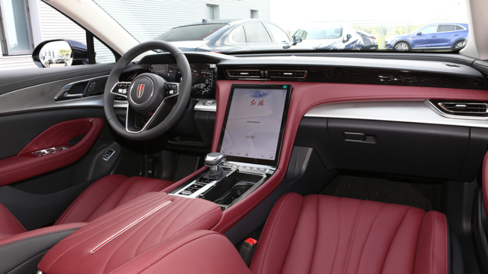 内饰方面,红旗h5的中控台采用大面积的软质包裹,不论在视觉或是触感上