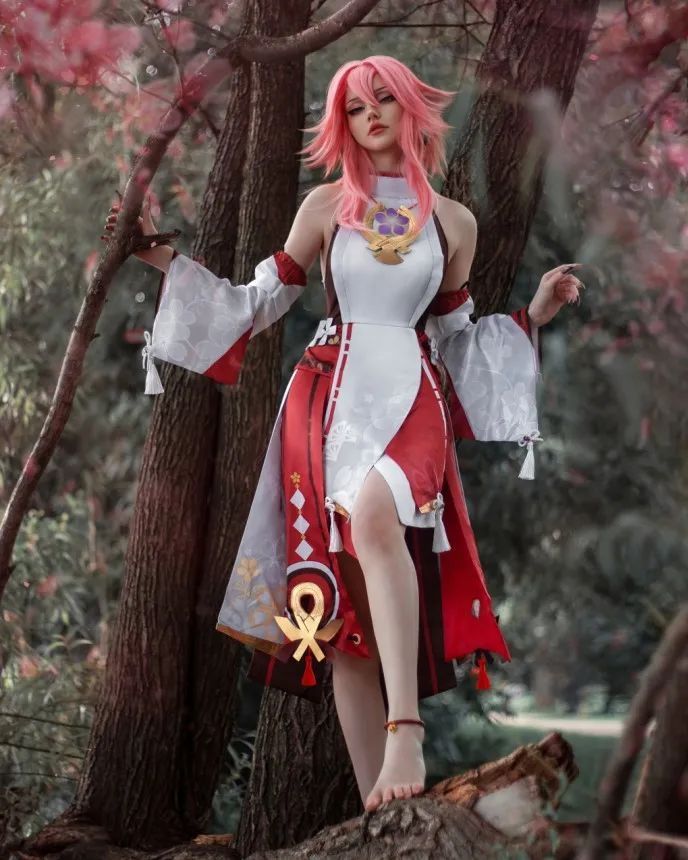 俄妹cos《原神》八重神子 裸足狐狸媚眼如丝_腾讯新闻