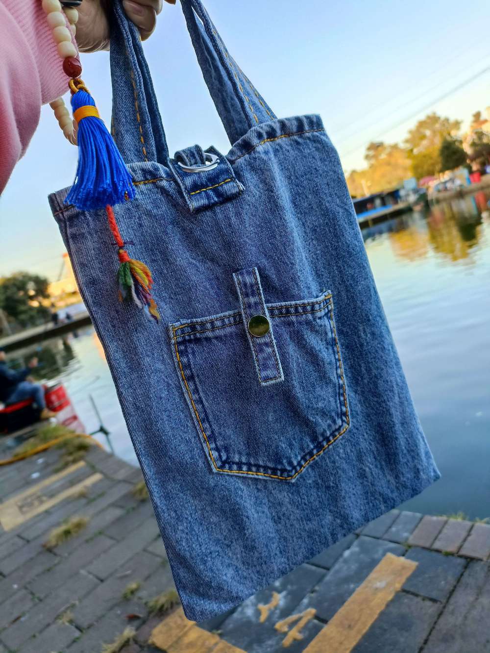 在做旧物改造过程中,余小鱼喜欢采用旧牛仔裤,牛仔衣作为原料,因为