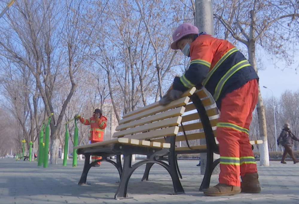 百名环卫工为城市梳妆