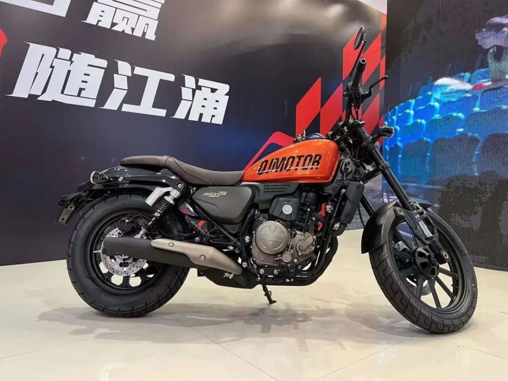17999元钱江qjmotor美式巡航车闪250皮带版发布