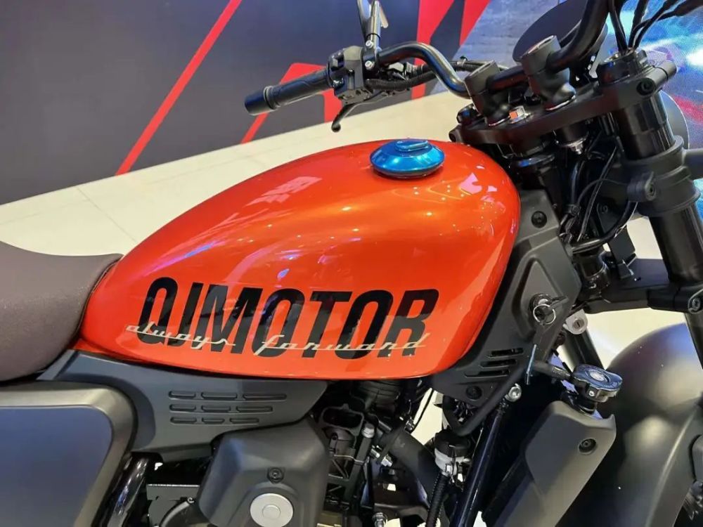 17999元钱江qjmotor美式巡航车闪250皮带版发布