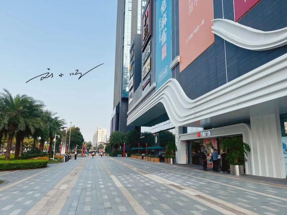 这家商场名字叫做"万胜广场",地理位置相当优越,除了是在"琶洲"cbd的