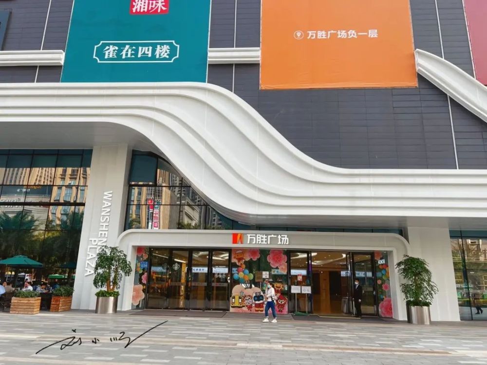 广州市海珠区有个位置优越的商场两条地铁线交汇却没什么人气