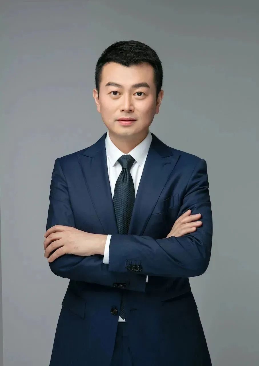 2002年毕业至今在辽宁广播电视台担任主持人工作,所主持的节目多次