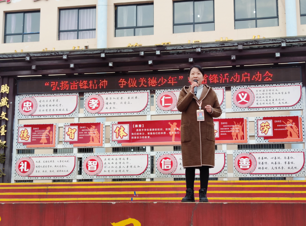 近日,绥阳县城关中学开展了以"弘扬雷锋精神 争做美德少年"为主题的学