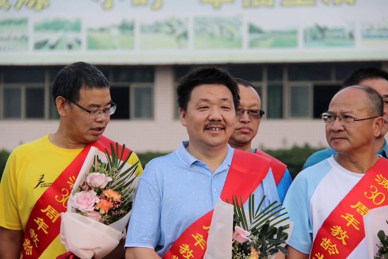 图片中间为鲍旭升如今,"学雷锋"在兰溪已蔚然成风.