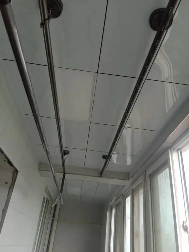 金属吊顶本身是为了防水和好拆卸,这个是高层厨卫的标配,放到阳台光线