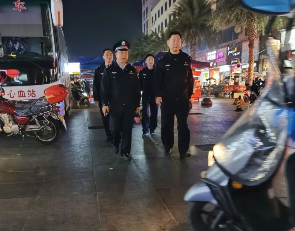 市局督导组二级高级警长张江波,定南县副县长,公安局长赖秀明来到各