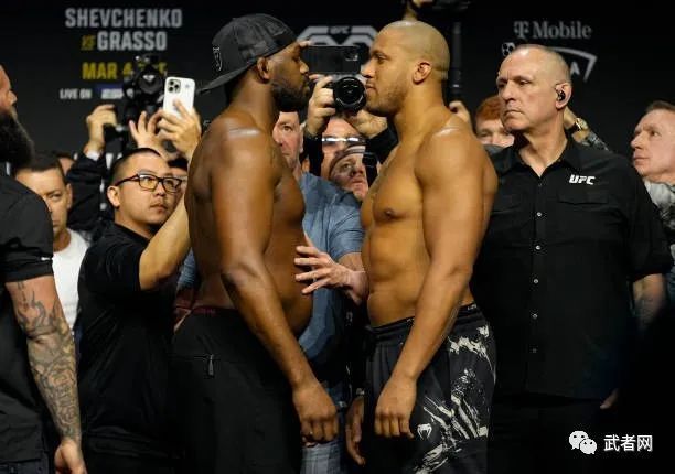 乔恩·琼斯西里尔·盖恩当天的头条主赛是空缺ufc重量级冠军争霸赛,前