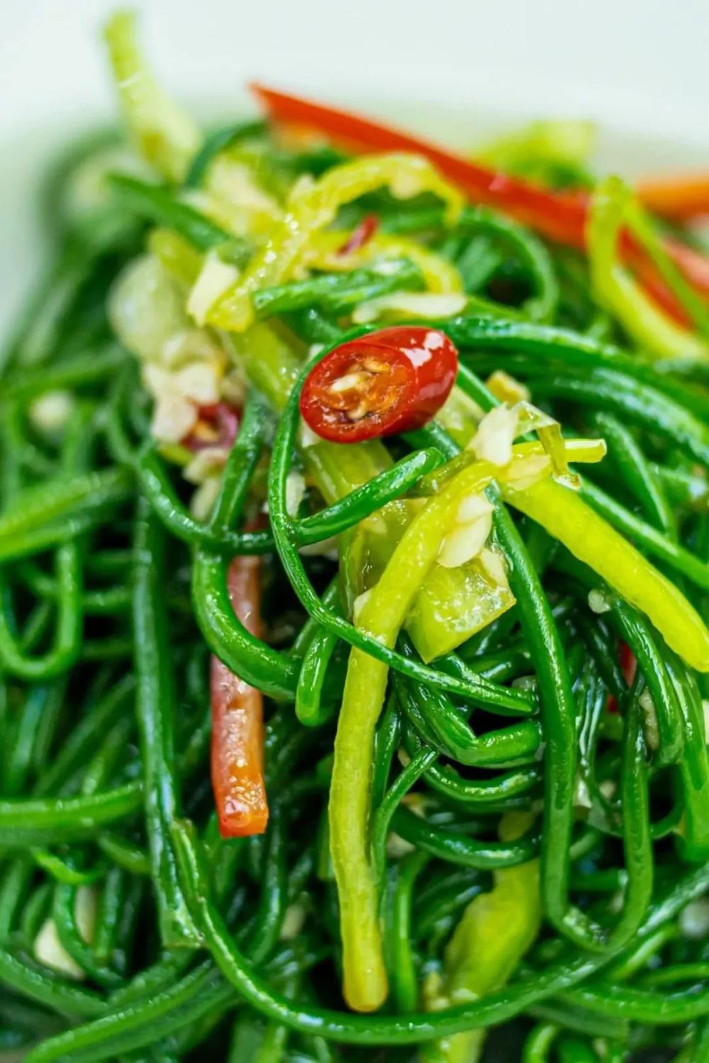 凉拌沙葱是大西北常见的凉菜.