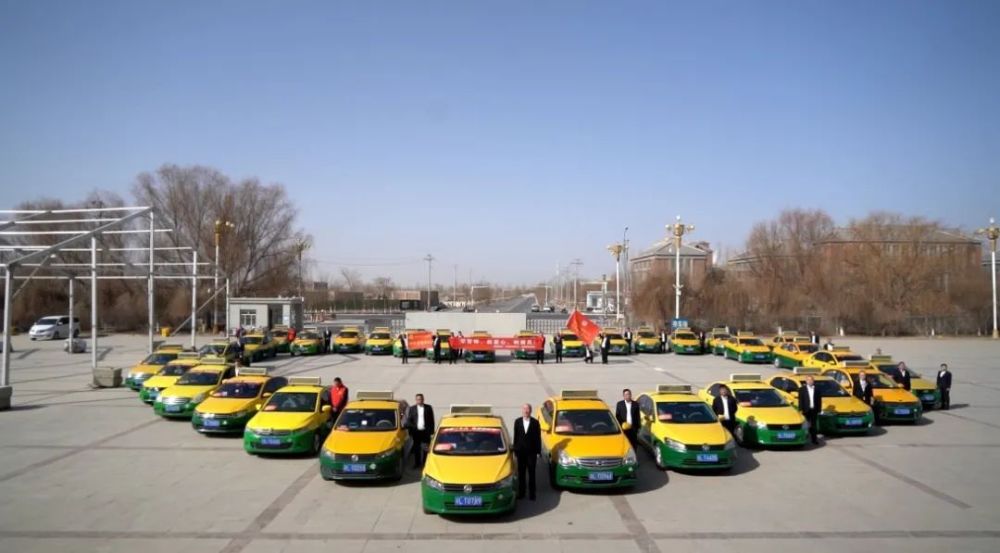 3月5日是全国第60个"学雷锋日",伊州区出租车行业雷锋车队在伊州区