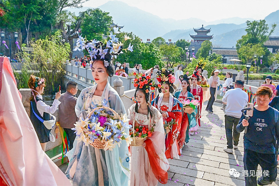 花朝节,是指中国百花的生日,为汉族传统节日,简称花朝,也称"花神节""
