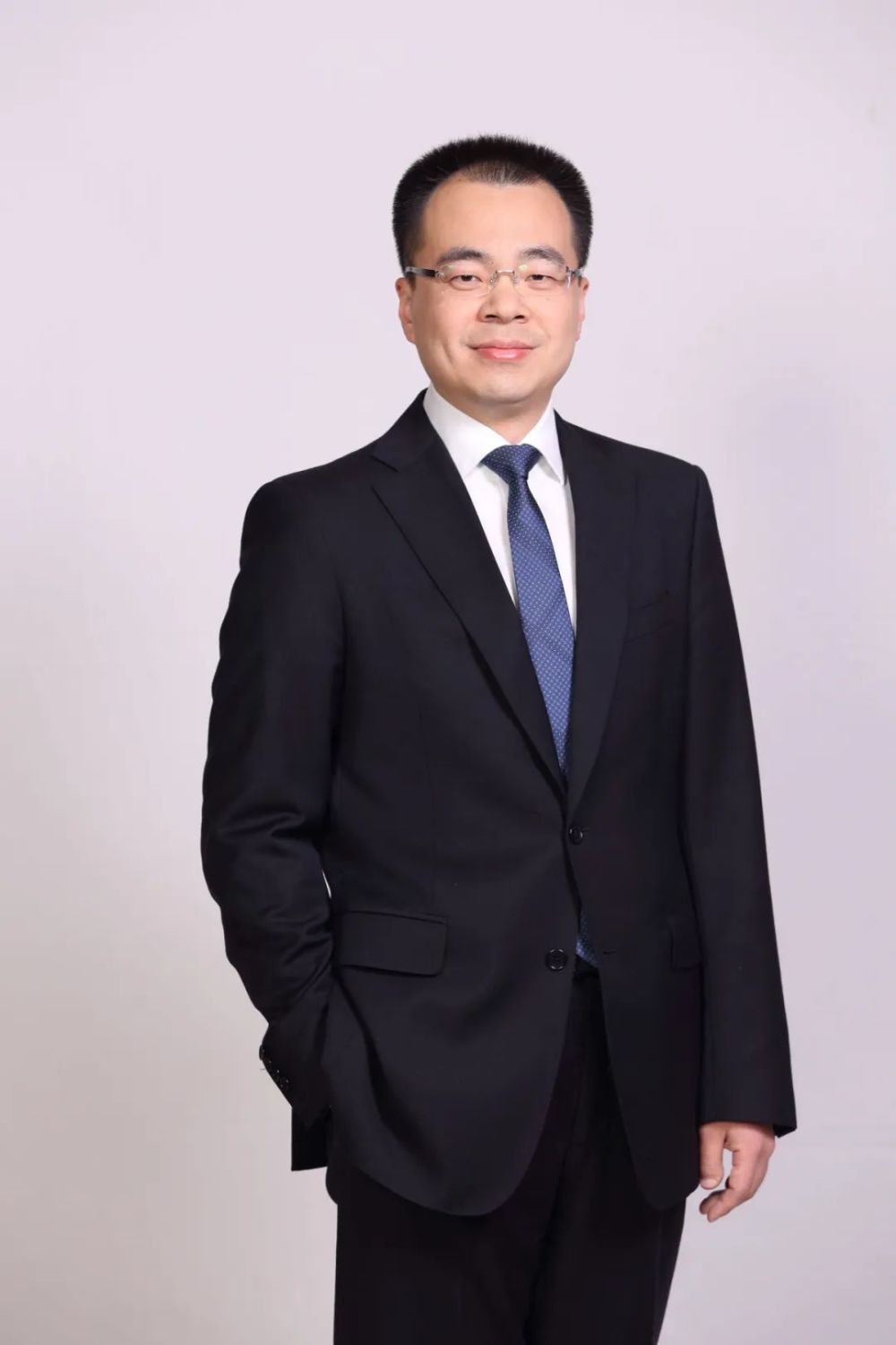 王泽宇:王霄勇,男,1975年7月出生,中共党员,高级经济师,北京大学管理