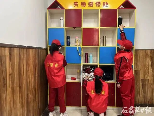 在学校的一角设有失物招领处,这里存放着同学们在校园里捡到的东西