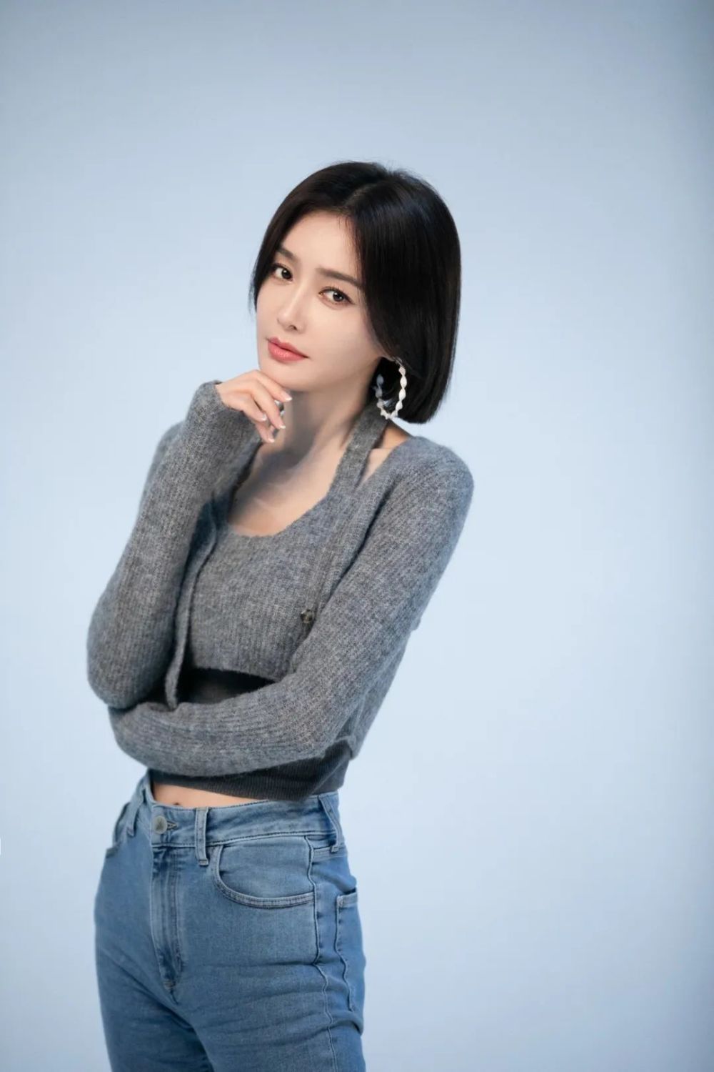 耸肩会导致圆肩,驼背等问题,张钧甯就曾分享过一个缓解肩颈疼痛的"开