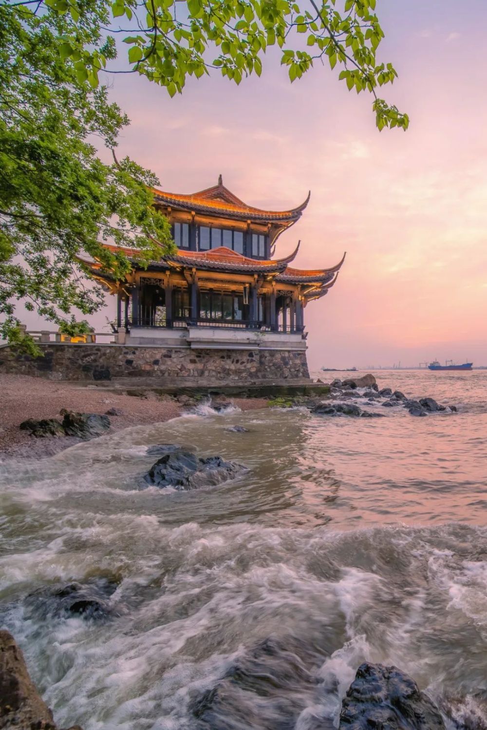 坐落在鹅鼻嘴公园风光最险处的,看云听潮亭.