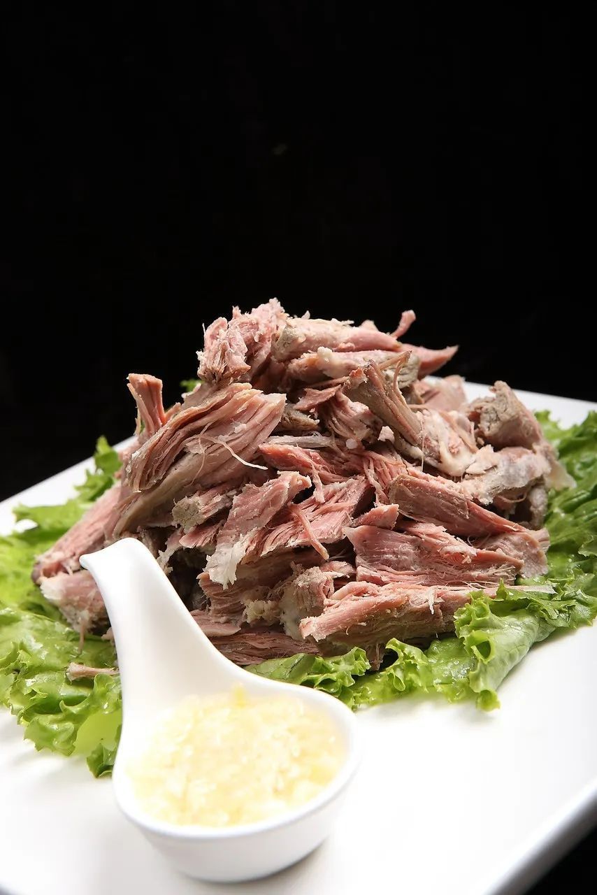 老派的东北厨师,一般会将哈拉巴连着骨头一起煮,然后把拆骨肉撕成一条