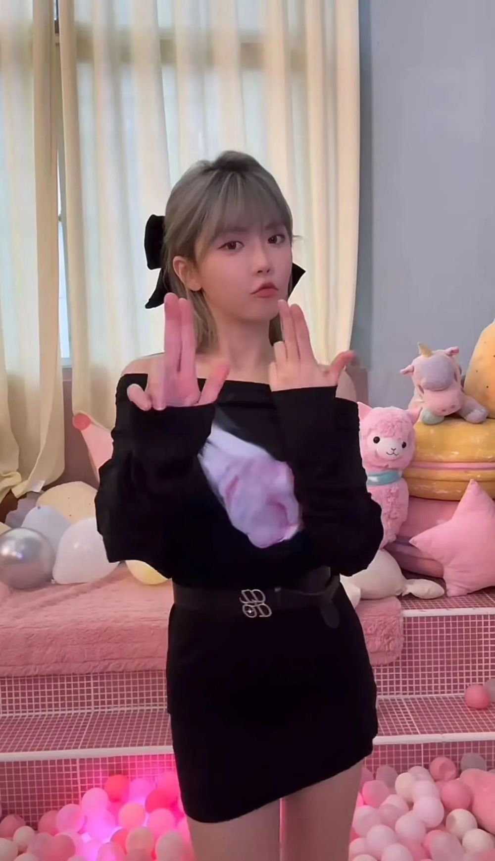 周淑怡深受换脸困扰,如今开启擦边流量密码,扬言以后天天发!_腾讯新闻