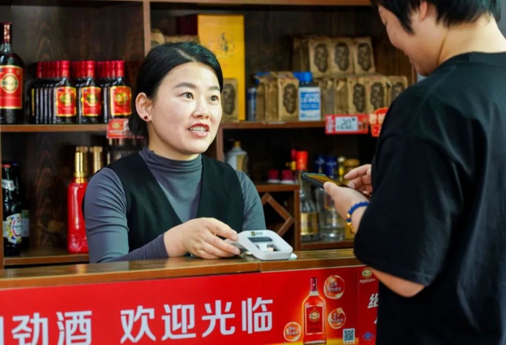 闯荡深圳18年,昔日打工妹今朝开饭店当老板_腾讯新闻