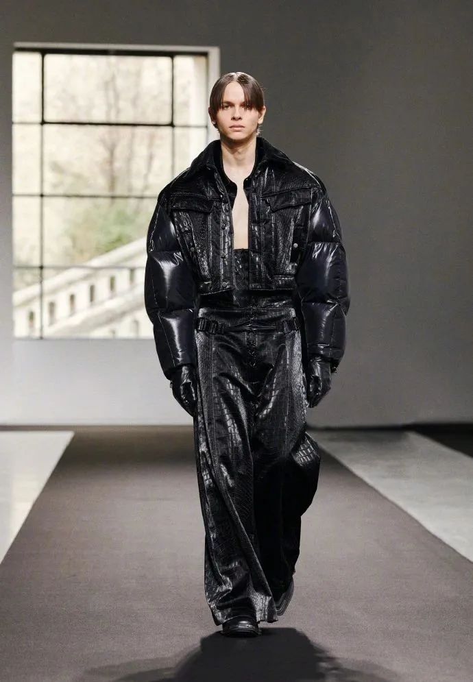 被中国设计师陈鹏首登巴黎时装周带来的羽绒服惊艳了!