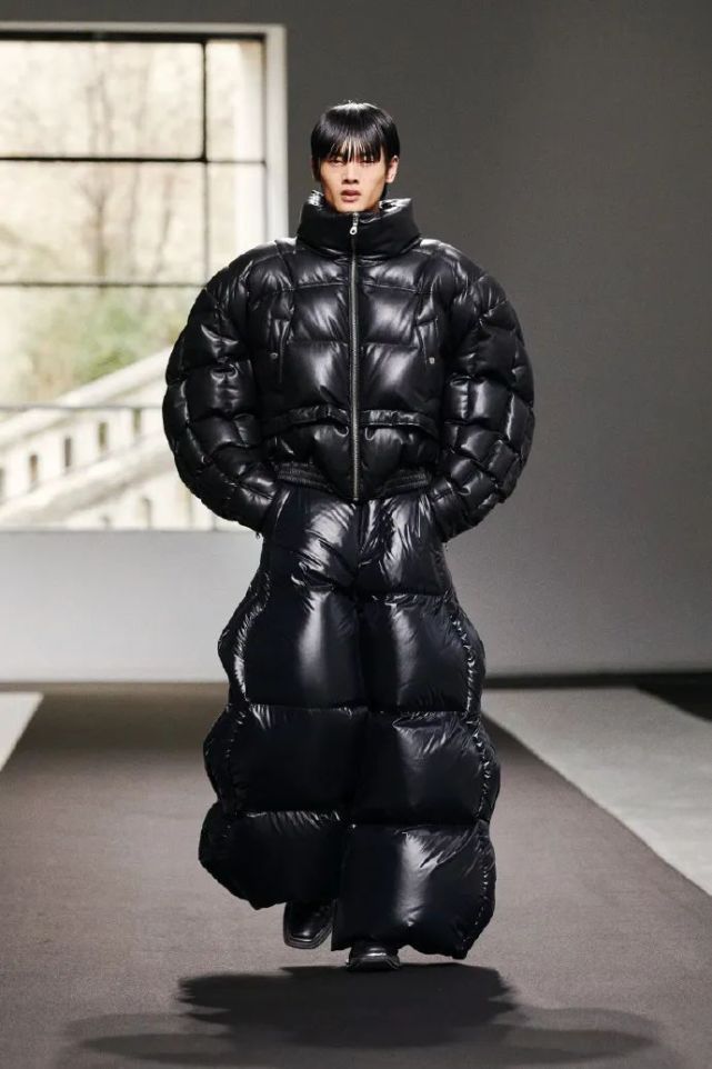 羽绒服也可以当婚纱你信吗被中国设计师陈鹏首登巴黎时装周带来的羽绒