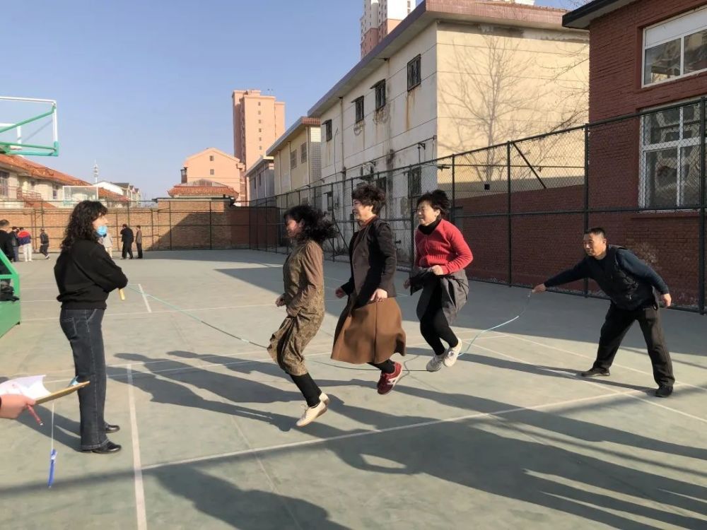 趣味活动迎"三八"-静海七中举办教师趣味健身活动_腾讯新闻