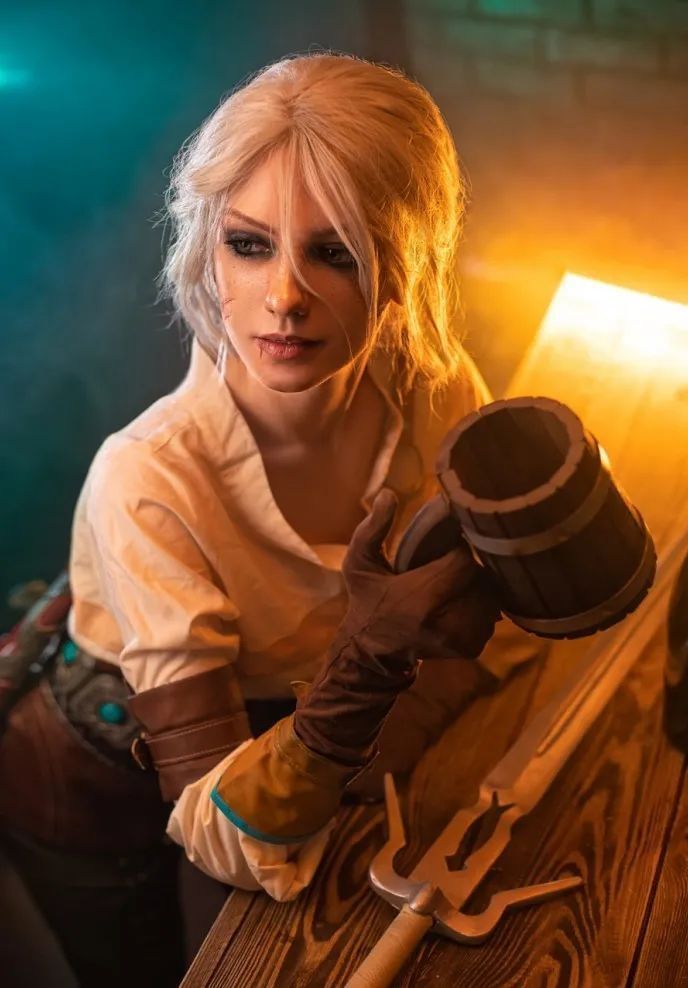 俄妹cos巫师3希里颜值精致身材性感