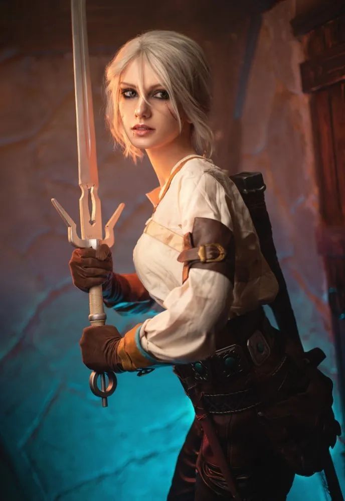 俄妹cos巫师3希里颜值精致身材性感