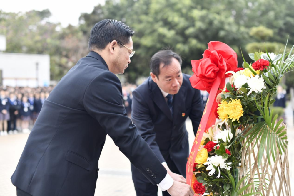 缅怀先烈事迹 弘扬邓发精神——邓发纪念中学隆重举行纪念邓发烈士诞辰117周年活动_腾讯新闻