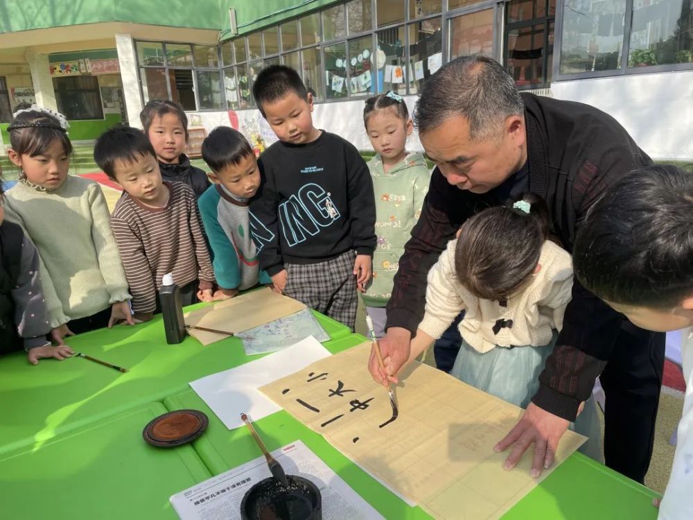 润物无声播文化—市特殊教育学校六一幼儿园举行书法进校园活动