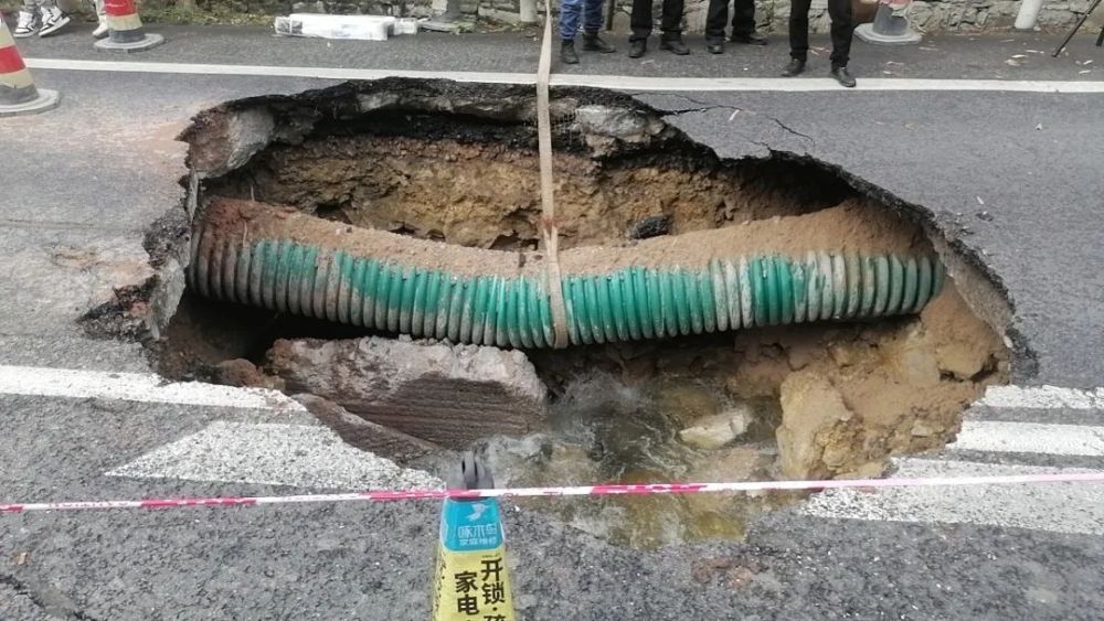 地面沉降存隐患 贵遵路交通组织有调整_腾讯新闻