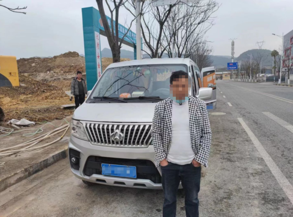 面包车司机为何眼神闪躲言辞含糊打开车厢秘密曝光护安保畅