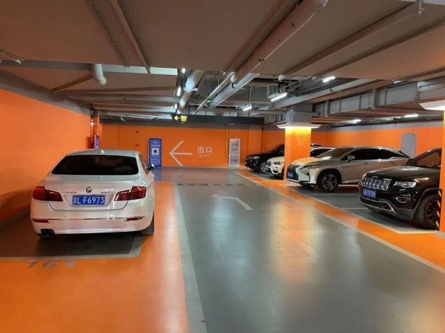 我是开车去的,要给他们的停车场打满分,这里应该算是我在北京的商场