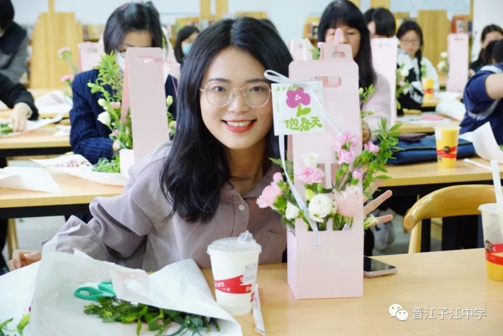 魅力巾帼花香满溢子江中学举行庆祝三八妇女节创意花艺沙龙活动