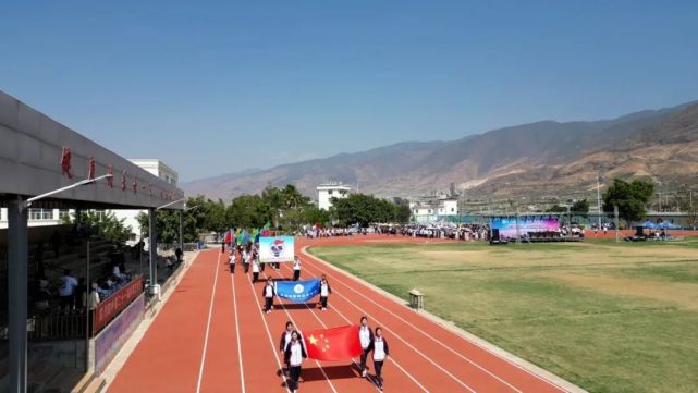 健康宾川青春飞扬宾川四中的体育艺术节够燃