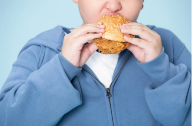 10岁女孩体重160斤?"小胖墩"有"大问题",委员建议从"吃"开始管_腾讯新