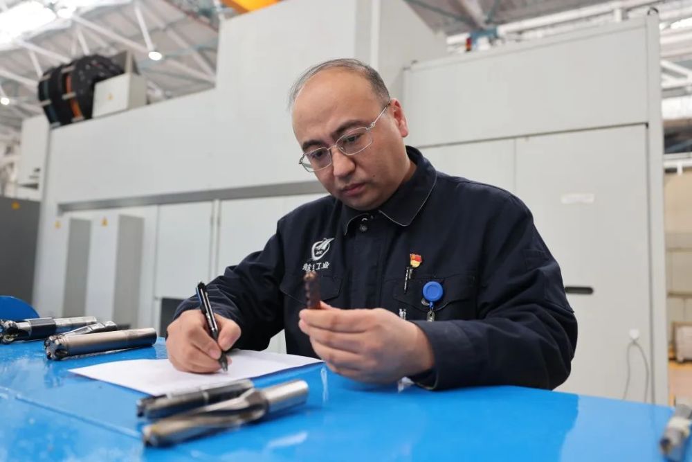 新龙江新故事丨立志逐梦高飞记2022大国工匠年度人物秦世俊