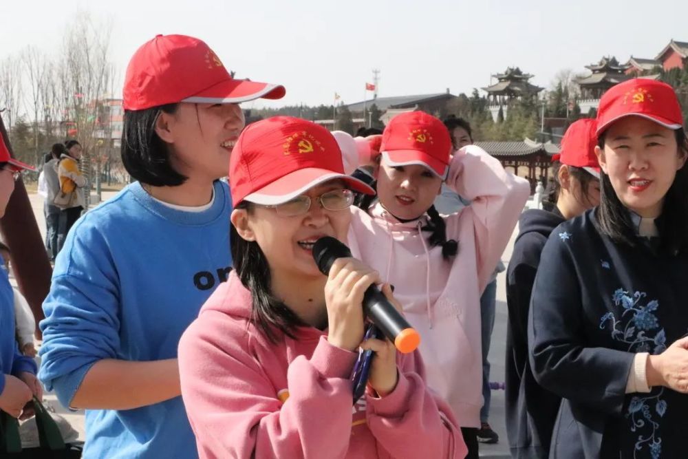 稷山縣縣直幼兒園開展了三八戶外團建活動