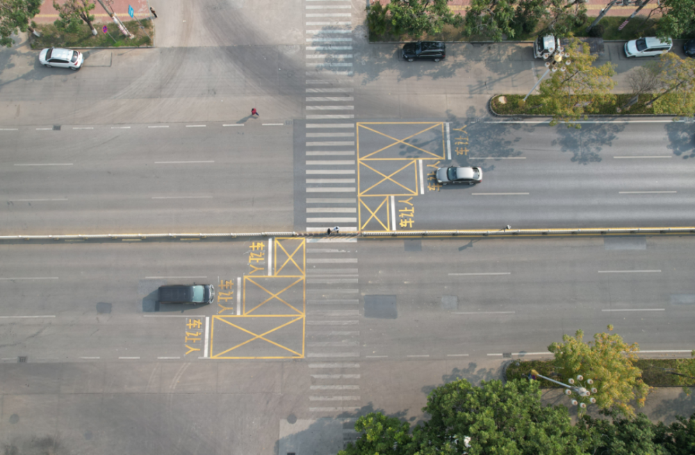 市区新增3处"阶梯式"停止线_腾讯新闻