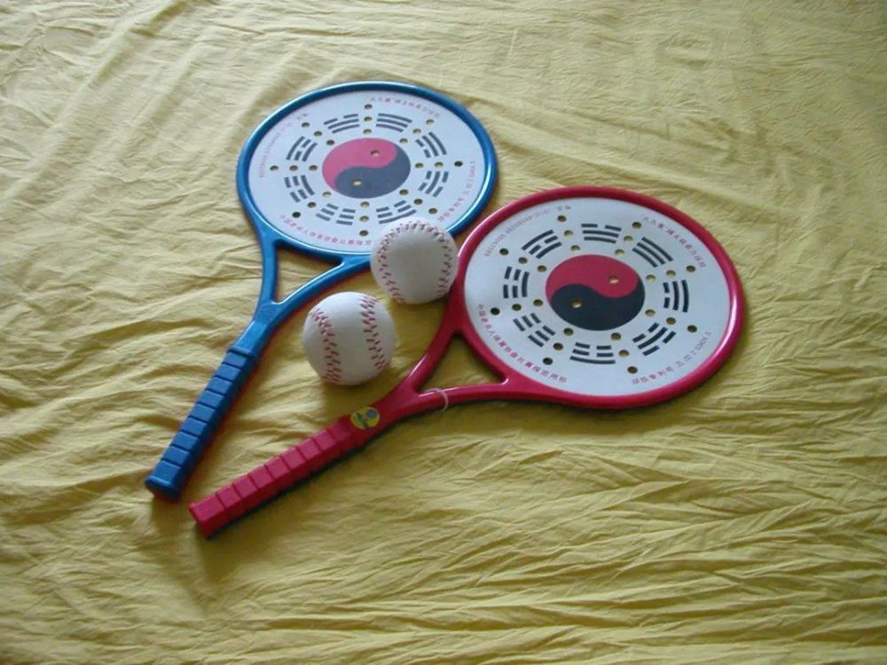 柔力球,又叫太极柔力球,是一项新兴的具有民族特色的体育运动项目,它